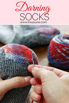 someone is knitting something with yarn on top of it and the text overlay reads, how to knit daring socks