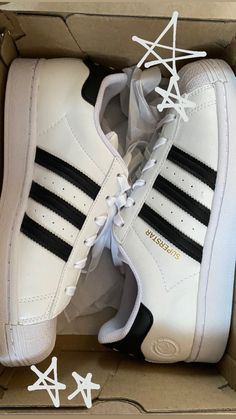 White And Black Addis Shoes, White Superstars Outfit, Adidas Superstar Aesthetic, White Superstars, White Adidas Shoes, Adidas Superstar Outfit, Superstar Outfit