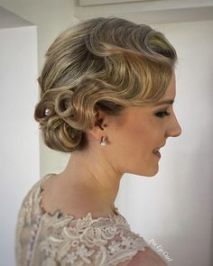 Vintage Glam: The Top 23 Roaring 1920s Hairstyles Roaring 20s Hairstyles For Long Hair, 20s Hairstyles For Long Hair, 20s Hairstyles, Roaring 20s Hairstyles, 1920s Long Hair, 20s Hair, Flapper Hair, Gatsby Hair, Prom Hair Medium