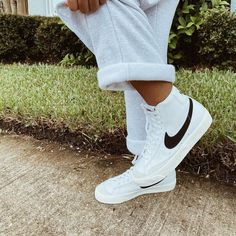 Sneaker Trend, Trendy Shoes Sneakers, All Nike Shoes, Streetwear Mode, Blazer Outfit