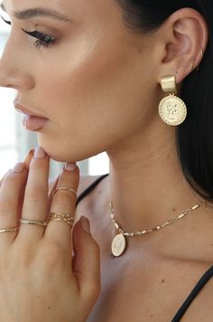 earrings - Ettika Mini Ancient Coin Earrings in Gold - Girl Intuitive - Ettika - Diy Gold Earrings, Gold Coin Jewelry, Simple Gold Earrings, Golden Coin, Ancient Coin, Types Of Earrings, Gold Coin Necklace, Gold Girl, Coin Earrings