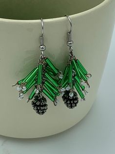 Zinc alloy pine cone charms, green bugle beads and pearl seed beads attached to a chain, resembling a pine branch dusted with snow. Pine Cone Earrings Diy, Beaded Pinecone, Pine Cone Earrings, Pine Cone Jewelry, Holiday Beading, Holiday Earrings, Pine Branch, Holiday Earring, Bugle Beads