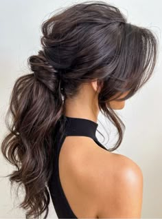 Bring back 2 low ponytails stacked on top of one another. Loosen hair from ear forward and relax hair at crown. Wrap ponytails in loose hair & relax grip before pinning into ponytails. 2023 Wedding Hair Trends, 2023 Wedding Hair, Prom Hair Up, Wedding Hair Trends, Tail Hairstyle, Pony Hairstyles, Wedding Hair Up