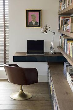 a chair sitting in front of a book shelf filled with books