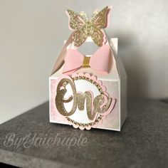 a pink and gold birthday card in a box with the word eme on it