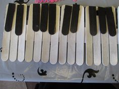 there are many popsicles that have been made to look like piano keys