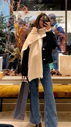 Carmen Mundt Work Outfit, Carmen Mundt Outfit, Cold Aesthetic Outfit, Carmen Montero Mundt Style, Carmen Mundt Style, F1 Outfit For Women, Winter Fashion Outfits Casual, Italy Outfits, Paris Outfits