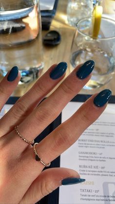 Oval Nail Color Ideas, Gel Nails Ideas Oval, Simple Summer Nails Oval, Europe Nail Ideas, One Colored Nails, Simple School Nails, Simple Oval Nails, Nails For Europe, Oval Summer Nails