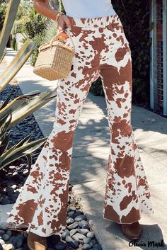 Olivia Mark – Pantalones acampanados de cintura alta con estampado de vaca marrón Pantalones acampanados de cintura alta con estampado de vaca marrón. Cow Print Pants, Brown Cow Print, Printed Bell Bottoms, High Waisted Flare Pants, Bell Pants, Brown Cow