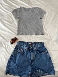 Spring Coffee Date Outfit, Not Basic Summer Outfits, Vintage Outfits Shorts, Warmer Weather Outfits, Simple Casual Summer Outfits, Summer Outfits Not Revealing, Short Jorts Outfit, Appropriate Outfits Summer, Summer Fits Aesthetic 2024