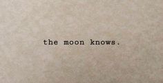 an old typewriter with the words'the moon knows'written on it in black ink