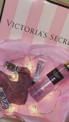 How To Smell Like A Victoria Secret Angel, Victoria’s Secret Wallpaper, Victoria Secret Brume, Victoria Secret Products, Victoria Secret Collection, Vs Wallpaper, Victoria Secret Gifts, Perfume Victoria Secret