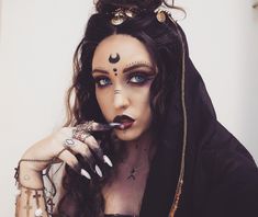 Dark Fortune Teller Makeup, Witch Photoshoot Makeup, Dark Priestess Makeup, High Priestess Makeup, Sorceress Makeup Halloween, Romani Makeup, Fortuneteller Costumes, Hecate Makeup, Voodoo Makeup Woman