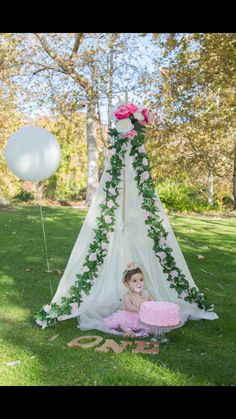 1 Year Bday Decorations, Teepee Birthday Party Decor, Smash Cake Photos Outside, 12 Months Baby Pictures Ideas, Baby Photoshoot Ideas 1 Year, Diy Photography Props, 1st Birthday Girl Decorations