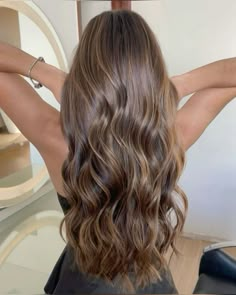 Latte Balayage Carmel Highlights On Brown Hair Light, What Hair Color Is Best For Me, Natural Brown Hair With Highlights, Warm Balayage Brunettes, Hairstyles Color Ideas, Latte Balayage, Brown Curled Hair, Caramel Highlights On Brown Hair