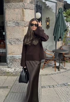 Embrace the elegance of fall with this stylish outfit! The look features a chic brown satin maxi skirt paired with a cozy brown turtleneck wool pullover and sleek black accessories. Perfect for a sophisticated autumn day. #FallFashion #SatinSkirt #TurtleneckStyle #AutumnOutfit #CasualElegance #FashionInspo #OOTD #FallStyle #BrownOutfit Elevated Winter Outfits, Elevated Casual Outfits Women Winter, 2025 Aesthetic, Satin Skirt Outfit, Long Skirt Outfits, Ideal Wardrobe, Deep Autumn, Chique Outfits, Rock Outfit