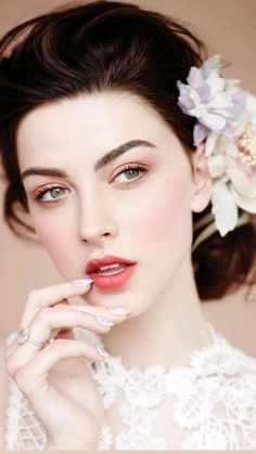 Make Up Sposa, Amazing Wedding Makeup, Wedding Makeup Vintage, Wedding Hairstyles And Makeup, Romantic Makeup, Best Wedding Makeup, Wedding Makeup Tips, Valentines Day Makeup, Flowers In Her Hair