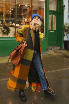 Simpul Dasi, Street Styl, Walking Down The Street, Mode Hippie, Plaid Coat, Looks Street Style, Mode Inspo, 가을 패션