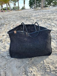 Black raffia XXL tote bag Handmade in Madagascar Crochet Store, Boho Chic Bags, Handbag Pattern, Top Handle Bags, Tote Bags Handmade, Macrame Bag, Woven Tote Bag, Raffia Bag, Fabric Bags