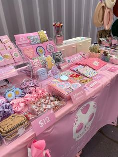 Pink cute items displayed on a table at a market for artists Single Table Vendor Booth, Resin Pop Up Shop, Pink Market Stall, Business Vendor Table Ideas, Creative Booth Display Ideas, Farmers Market Vendor Ideas, Pop Up Shop Table Ideas, Aesthetic Pop Up Shop, Vending Table Set Up