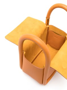 Borsa a tracolla in pelle Wonton 20 di Boyy con albicocca, pelle di vitello, metallo, consistenza ciottolo, fodera in pelle scamosciata, hardware tono in bronzo, due maniglie superiori, top pieghevole con fissaggio magnetico, tracolla staccabile regolabile, scompartimento principale, tasca di slittamento interno e piedi in metallo .Larghezza 7,87 in / 20 cm Altezza 5,91 in / 15 cm Profondità 5,12 in / 13 cm Gestire 7,87 in / 20 cm Cinghia 35,43 in / 90 cm Bag Construction, Bag Shapes, Soft Leather Handbags, Type One, Orange Bag, Messenger Bag Backpack, How To Make Handbags, Crossbody Tote