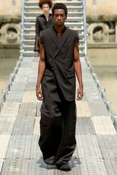 Rick Owens Spring 2018 Menswear Fashion Show Mens Fashion Blazer Casual Classy, 2000s Runway, Titus Andronicus, Mens Fashion 2018, Mens Fashion Casual Shoes, Mens Fashion Work, Mens Fashion Simple, Rick Owens Men, Mens Fashion Edgy