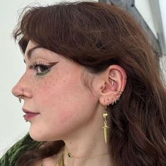 This rook piercing earring is so attractive and eye-catching, definitely a must-have! When you wear it, it immediately turns out to be a sword shape. There are also some CZs on the barbell, which make it shiny and stylish. Dainty Gold Industrial Piercing, Piercings Upper Lobe, Stacked Earlobe Piercing, Elf Piercings, Floating Industrial Piercing, Belly Button Piercing Ring, Chandelier Piercing, Vertical Industrial Piercing, Chain Industrial Piercing