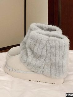 Fisdy - Elegantes botas de invierno para mujer: Punta redonda, piel sintética, puño de cuero y características de botas de nieve Womens Winter Boots, Cute Uggs, Womens Winter, Girly Shoes, Shoes Pink, Cute Nikes, Cuff Detail, Swag Shoes, Snow Boots Women