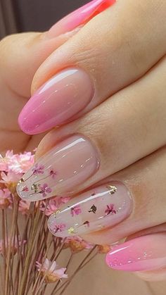 Rosa Encantador: Deslumbre-se com Essas Unhas Femininas e Cheias de Estilo! 💖💅✨ De tons suaves a vibrantes, o rosa é sempre uma escolha clássica. Deixe-se inspirar por essa paleta de tons irresistíveis e adicione um toque de elegância às suas mãos. Qual nuance de rosa é a sua favorita? / Unhas / unhas 2024 / inspiração unha / unhas amendoada / unhas decoradas / unhas aesthetic / unha com brilho / decoração unha almond / decoração de unha / unhas bonitas / unhas elegantes Manicure Tips, Flower Nail Designs, Simple Nail Art Designs, Flower Nail Art, Stick On Nails, Nail Designs Spring, Floral Nails, Nail Arts