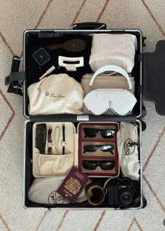 travel essentials inspo, travel aesthetic, instagram story #coolsunglasses Mexico Travel Essentials, Travel Aesthetic Instagram Story, Travel Aesthetic Instagram, Everyday Bag Essentials, Winter Arc, Airport Aesthetic, Packing Essentials, Inside My Bag, Long Term Travel