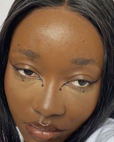 Simple Unique Makeup Looks, Interesting Makeup, Circus Makeup, Unique Makeup, Graphic Liner, Dark Skin Makeup