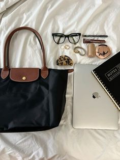 Longchamp Aesthetic Bag, Classy School Bag, What's In My Uni Bag, Uni Bag Ideas, Black Longchamp Bag Outfit, Uni Bag Aesthetic, Bag Black Aesthetic, Black Bag Aesthetic, Uni Bag Essentials