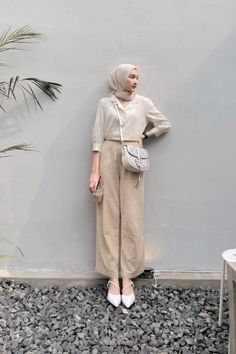 Follow Yuk ! Ide Ootd Hijab Cardigan Crop Pink #ootdhijabcardigan #ootdhijabremaja Ootd Brown Hijab Casual, Brown Outfit Hijab, Ootd Kulot, Korean Style Hijab, Outfit Campus, Outfit Hijab Casual, Ootd Hijab Casual, Outfits Hijab, Hijab Look