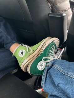 Green converse Blue And Green Outfit Aesthetic, Teal Converse Outfit, Green Shoes Aesthetic, Outfits With Green Shoes, Green Converse Aesthetic, Converse Verdes, Light Green Converse, Lime Green Converse, Green Converse Outfit