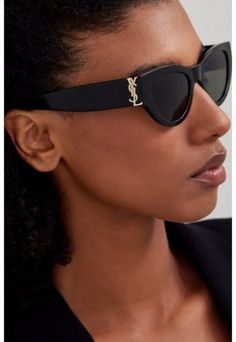 A STRONG FEMININE CAT-EYE SHAPE, THE EVOLUTION OF THE MONOGRAM ACETATE IN A BOLDER AND NEW ICONIC VERSION. THE MYTHIC YSL SIGNATURE IS INTEGRATED AS AN HINGE DETAIL AND MADE HIGHLY VISIBLE ON BOTH BOLD TEMPLES. Pretty Sunglasses, Strong Feminine, Ysl Sunglasses, Eyeglass Accessories, Saint Laurent Sunglasses, Kids Perfume, Unisex Perfume, Gift Sets For Women, Eye Shape