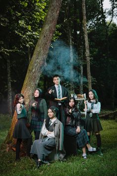 Yearbook Group Photos, Tema Yearbook Bohemian, Harry Potter Bts Photos, Year Book Photoshoot Ideas, Harry Potter Outfit Ideas Casual, Group Photos Outdoor, Yearbook Themes Photoshoot