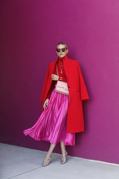 Pleated Skirt Outfit, Pink Pleated Skirt, Skirt Diy, Color Blocking Outfits, Colorful Outfits, Red Coat, Mode Inspo, 가을 패션