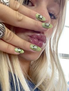 Short Nail Art Aesthetic, Kiwi Nail Art, Kiwi Nails, Daisy Acrylic Nails, Spring Nail Designs, Pretty Gel Nails, Crazy Nails