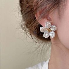 Dinner Party Gifts, Little Earrings, Rhinestone Material, Jewellery Business, Daily Hairstyles, Floral Studs, Stud Style, Flower Stud Earrings, Flower Stud