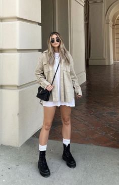 Outfit Medias Blancas, Outfit Botas Cortas, Botas Cortas Outfit, Black Boots Outfit Ankle, Black Combat Boots Outfit, Outfit Combat Boots, Botas Outfit, Platform Outfit, Combat Boot Outfits