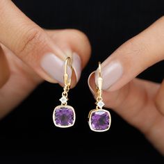 Productdetails
Geniet van de allure van deze boeiende oorbellen. Deze Amethist-oorbellen zijn versierd met Cushion Cut Amethyst-edelstenen die veilig zijn genesteld in de ringinstellingen en ronde diamanten edelstenen in een griffenzetting. Ze zijn verkrijgbaar in verschillende metalen opties. De hendelsluiting aan de achterkant zorgt ervoor dat ze op hun plaats blijven en biedt zowel stijl als veiligheid.

Productinformatie

SKU
SHP-OORBELLEN122110396


Gewicht
1,80 g (bij benadering)



AMETHI Colour Stone Earrings, Amethyst Earring, Colour Stone, Amethyst Gem, Diamond Drops, Amethyst Earrings, Diamond Drop Earrings, Cushion Cut, Stone Earrings