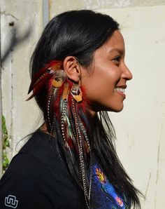 Feather Ear Cuff Fuchsia Burning Man Jewelry door SassiBijou Jewelry Door, Burning Man Jewelry, Feather Ear Cuff, Man Jewelry, Estilo Hippie, Native American Peoples, Feather Crafts, Feather Art, Feather Jewelry