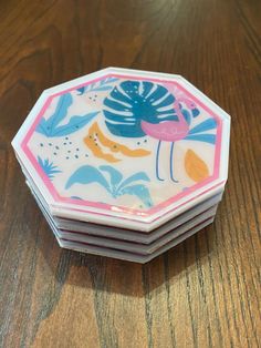 a stack of paper plates on top of a wooden table