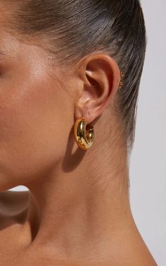 Make a statement with our Lola Chunky Half Hoop Earrings in Gold. These stunning earrings are the perfect addition to any casual outfit, adding a touch of glamour and sophistication that will make you stand out from the crowd. Crafted from high-quality materials, these gold hoop earrings are comfortable to wear all day long, making them a versatile accessory for any occasion.Whether you're dressing up for a night out or keeping it simple with jeans and a t-shirt, our Lola Chunky Half Hoop Earrin Hoop Earrings Sets, Chuncky Gold Hoop Earrings, Gold Hoop Earrings Outfit Casual, Jewelry Earrings Aesthetic, Gold Earring Hoop, Gold Hoop Aesthetic, Big Chunky Gold Hoop Earrings, Jewelry Statement, Statement Accessories Outfit