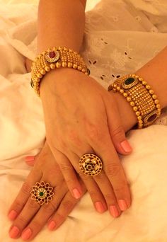 Bengal Gold Design, Patla Bangles Gold, Temple Jwellary, Bangles Jewelry Designs Gold, Bangles Indian Gold, Bangles Design Gold, Kangan Design, Old Money Outfits Men, Gold Bangles Indian