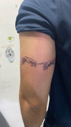 Tatuagem simples Male Tattoo Ideas Meaningful, Sara Aesthetic, Serious Tattoos, Adam Tattoo, Ink Poisoning, Greek Tattoo, Italian Tattoos, Tattoo Catalog, Statue Tattoo