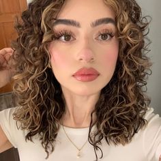 Curly Makeup Looks, Short Super Curly Hair, Short Round Curly Haircut, Natural Curly Hair Color Ideas, Soft Summer Hair Color Ideas, Curly Hair With Highlights, Curly Hair Makeup, Girls Curly Hair, Latte Hair