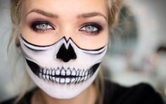 Maquillaje de Halloween DIY: Esqueleto a mitad paso a paso - ¿Quién necesita un disfraz? Hazte tú misma el terrorífico maquillaje de un esqueleto a mitad para Halloween. ¡Triunfarás! Half Face Halloween Makeup, Skeleton Makeup Tutorial, Half Skull Makeup, Skull Makeup Tutorial, Halloween Makeup Tutorial Easy, Halloween Makeup Sugar Skull, Make Up Diy, Makeup Zombie, Halloween Make-up Looks