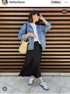 Garden Tour Outfit, Valencia Street Style, Daily Ootd Casual Simple, Midi Skirt And Sneakers Outfit, Skirt And Sneaker Outfit, Summer City Outfits Street Style, Museum Outfit Ideas Casual, Sneakers With Skirt, Staying In Outfit