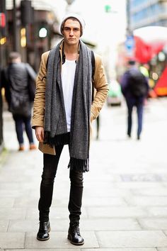 The Modern Gentleman Mens Scarf Fashion, London Mens Fashion, Vogue Kids, Mens Fashion Casual Winter, Mens Fashion Business, Oxford Style, Style Inspiration Casual, Beige Blazer